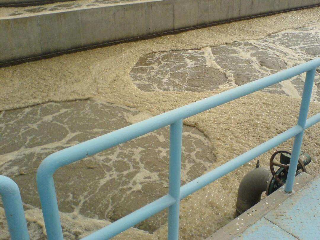 生物曝氣池出現(xiàn)泡沫，使用哪種消泡劑？